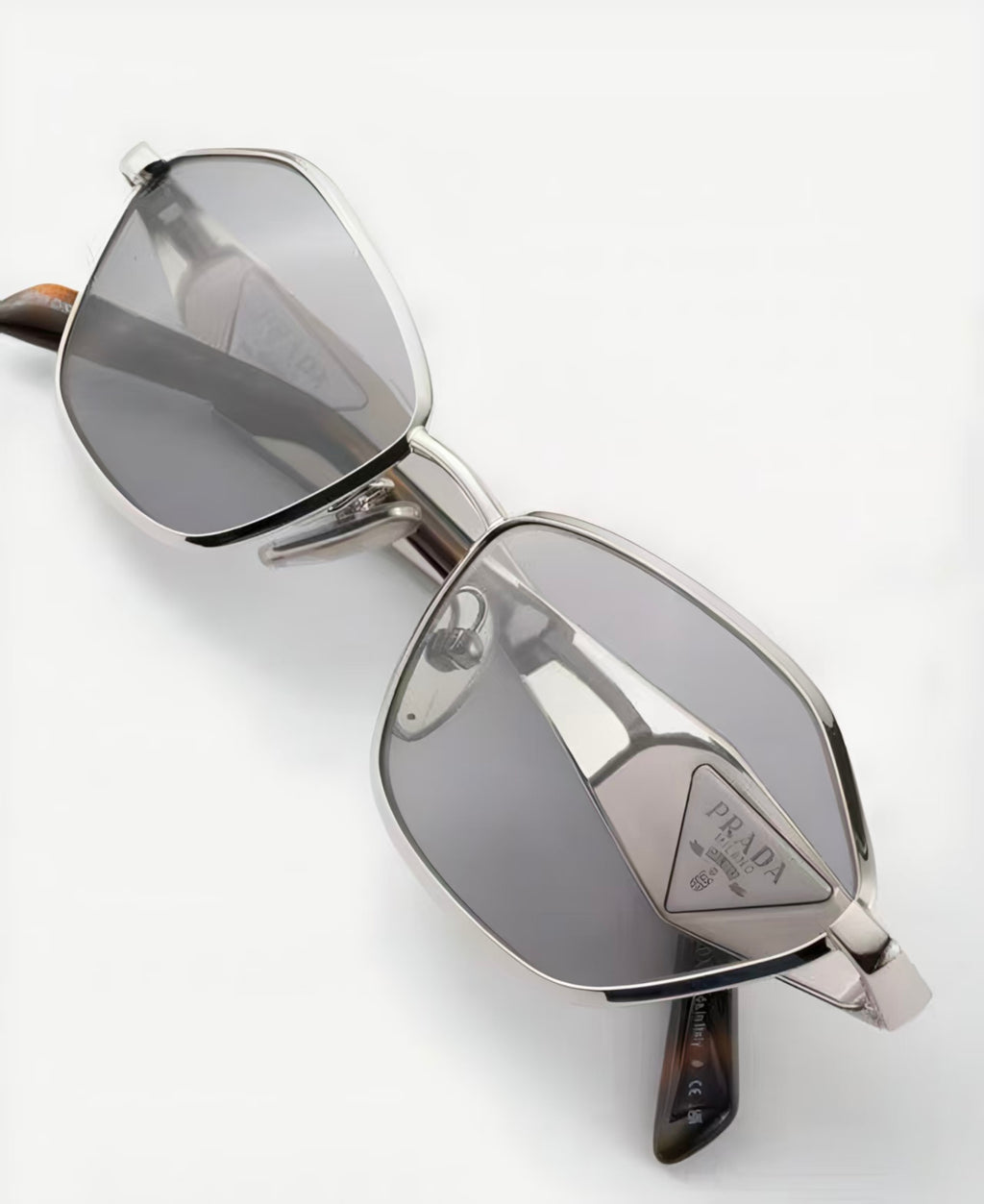 Silver unisex metal geometric sunglasses, detail view