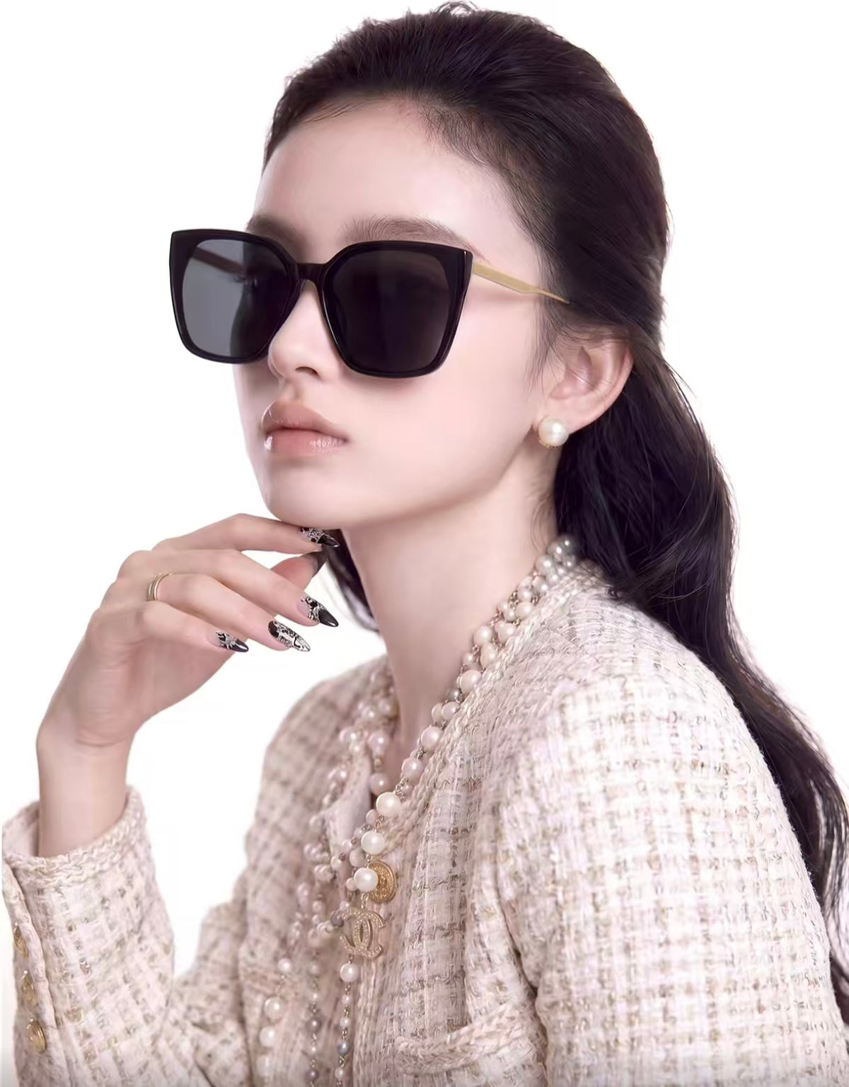 Woman wearing black full-rim oversized square tr90 sunglasses, three-quarter portrait