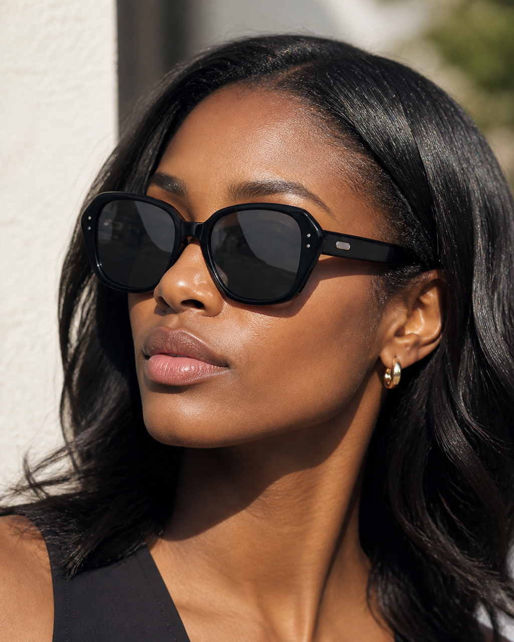 Women’s Black full-rim square sunglasses, three-quarter adult model fit